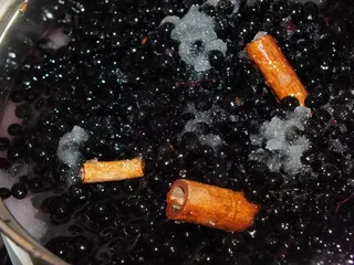 Sok z owoców czarnego bzu z cynamonową nutką - 9