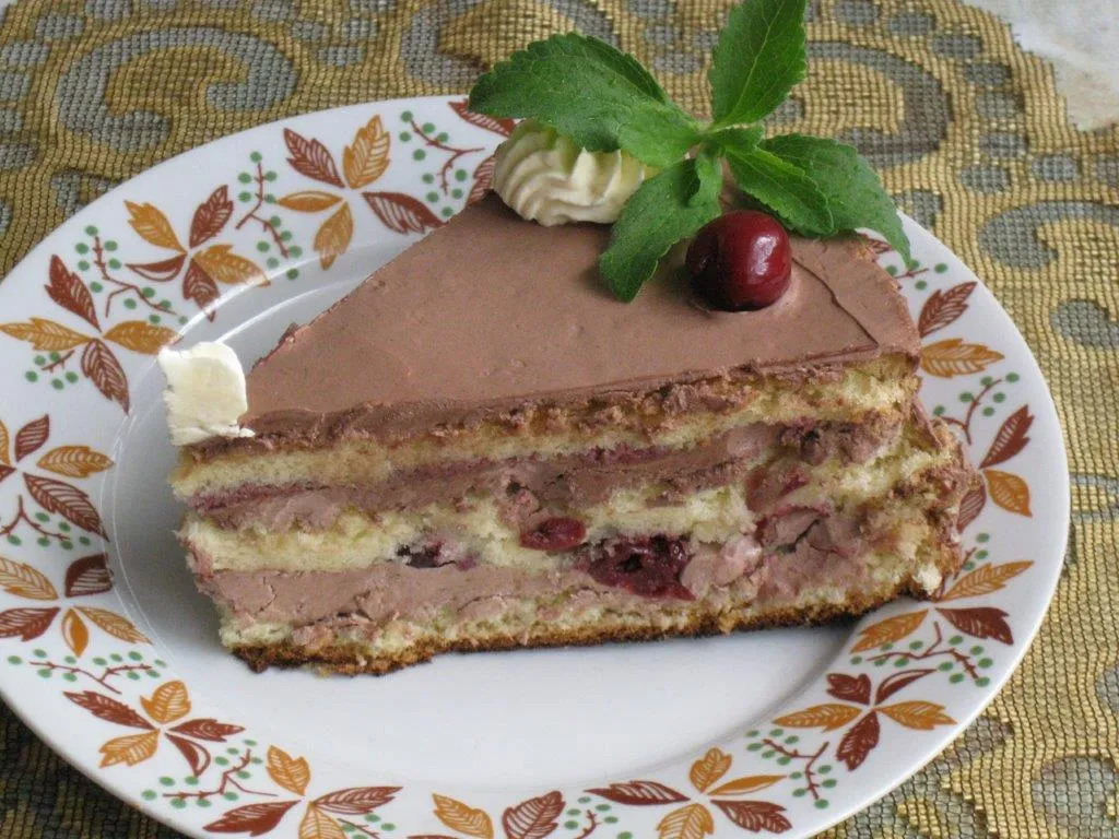 Torcik z kakaowym kremem i wiśniami