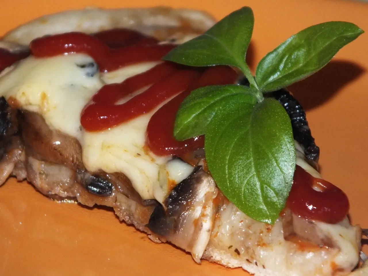 Pizza z pieczarkami i serem