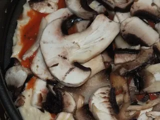 Pizza z pieczarkami i serem - 15