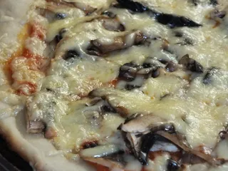 Pizza z pieczarkami i serem - 19