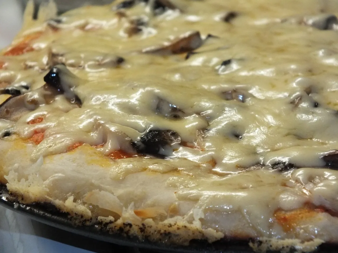 Pizza z pieczarkami i serem