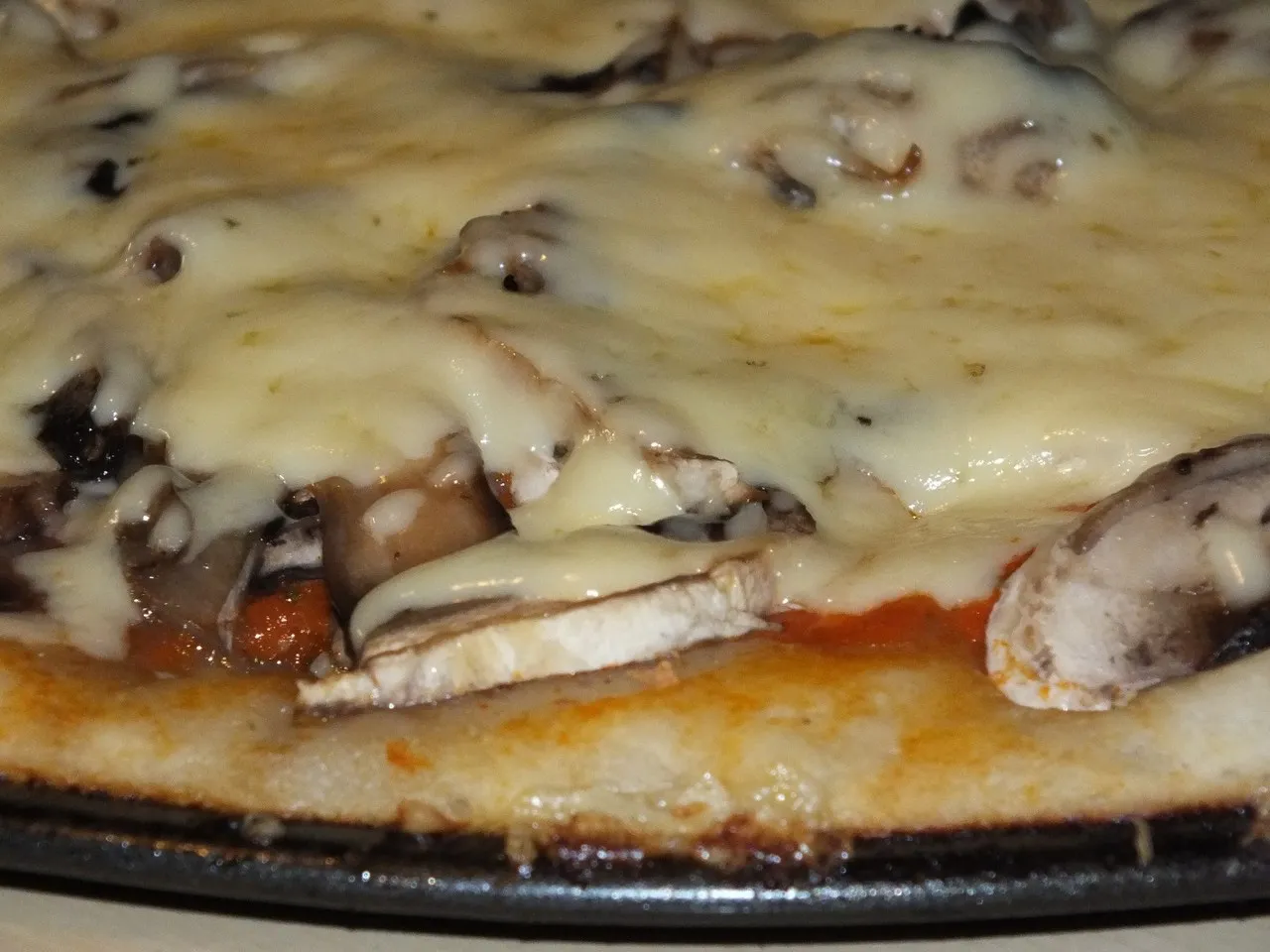 Pizza z pieczarkami i serem