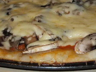 Pizza z pieczarkami i serem - 22