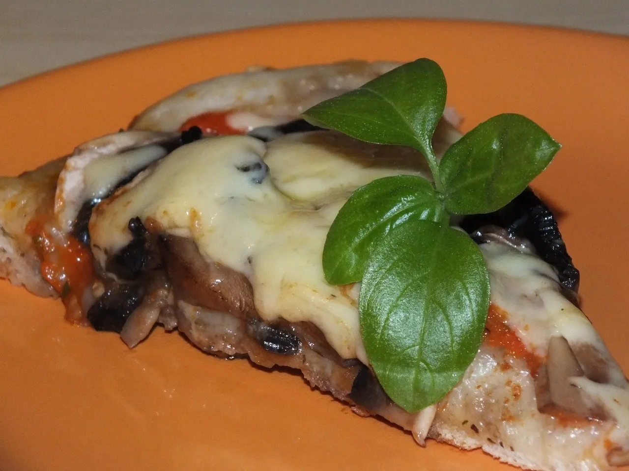 Pizza z pieczarkami i serem