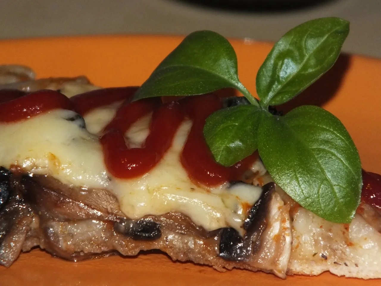 Pizza z pieczarkami i serem