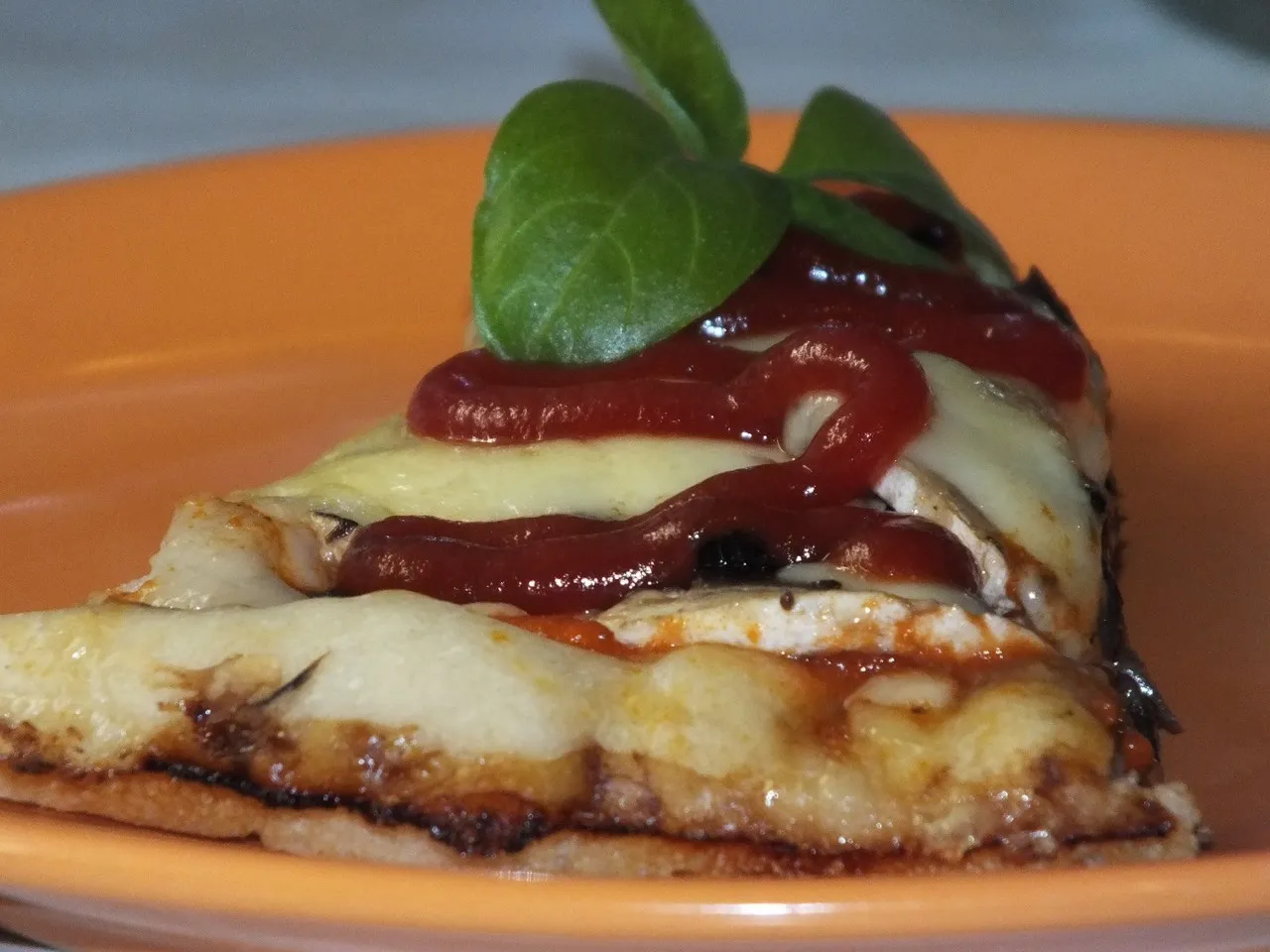 Pizza z pieczarkami i serem