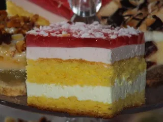 Biszkopt z masą śmietankowo-jogurtową i galaretką - 2