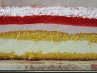 Biszkopt z masą śmietankowo-jogurtową i galaretką - 20
