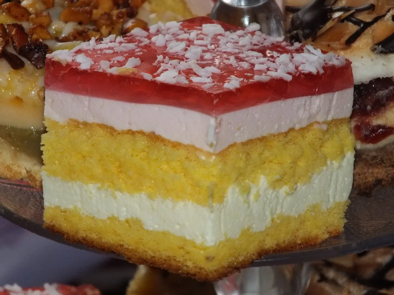 Biszkopt z masą śmietankowo-jogurtową i galaretką