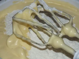 Biszkopt z masą śmietankowo-jogurtową i galaretką - 10