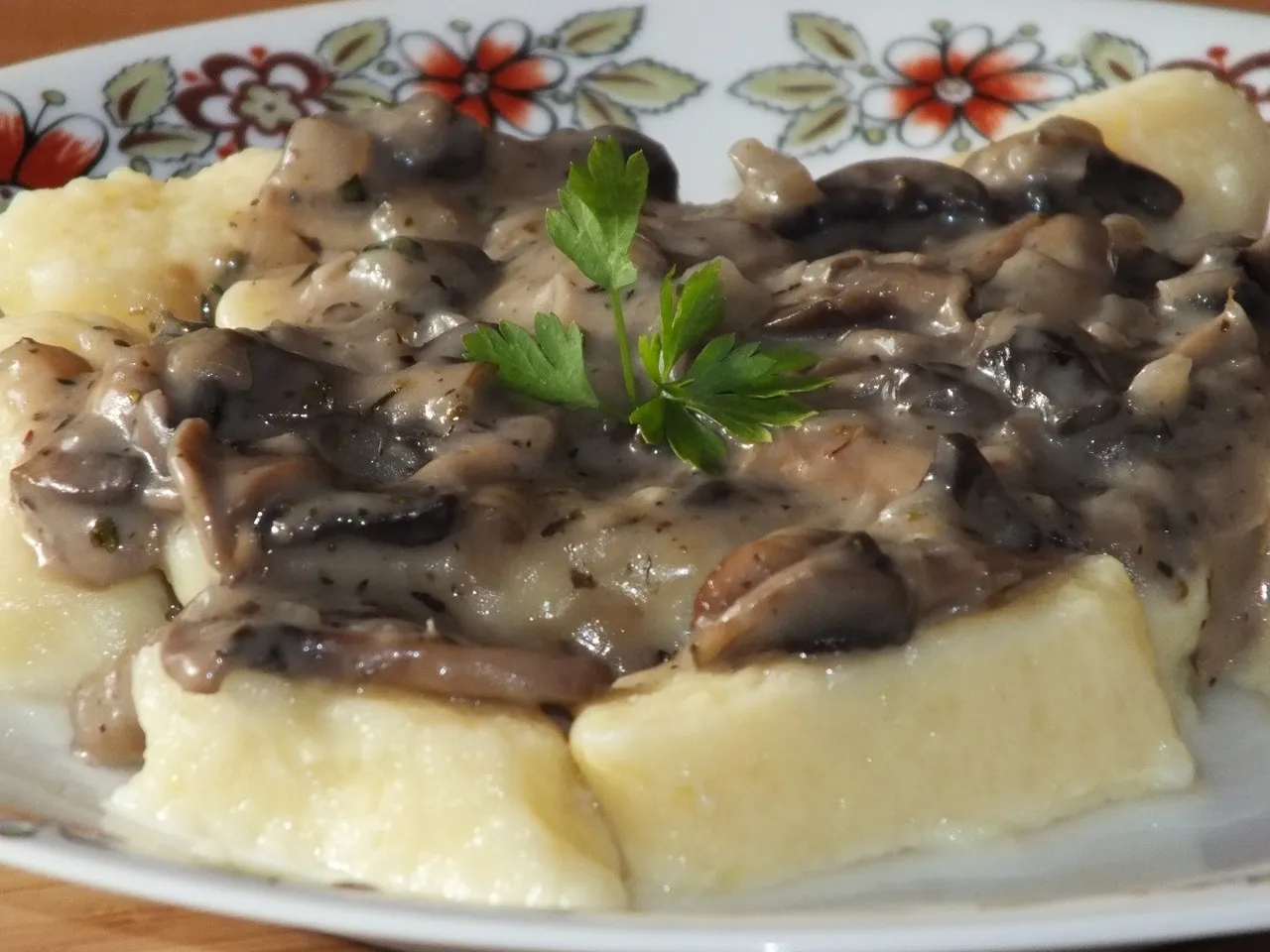 Kopytka z sosem pieczarkowym