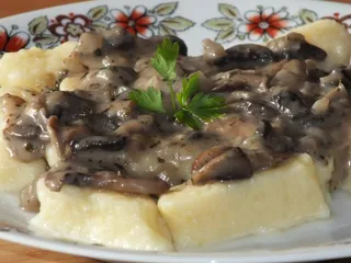 Kopytka z sosem pieczarkowym - 1