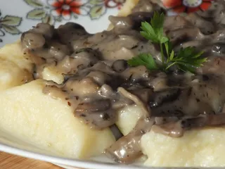 Kopytka z sosem pieczarkowym - 2