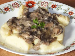 Kopytka z sosem pieczarkowym - 3