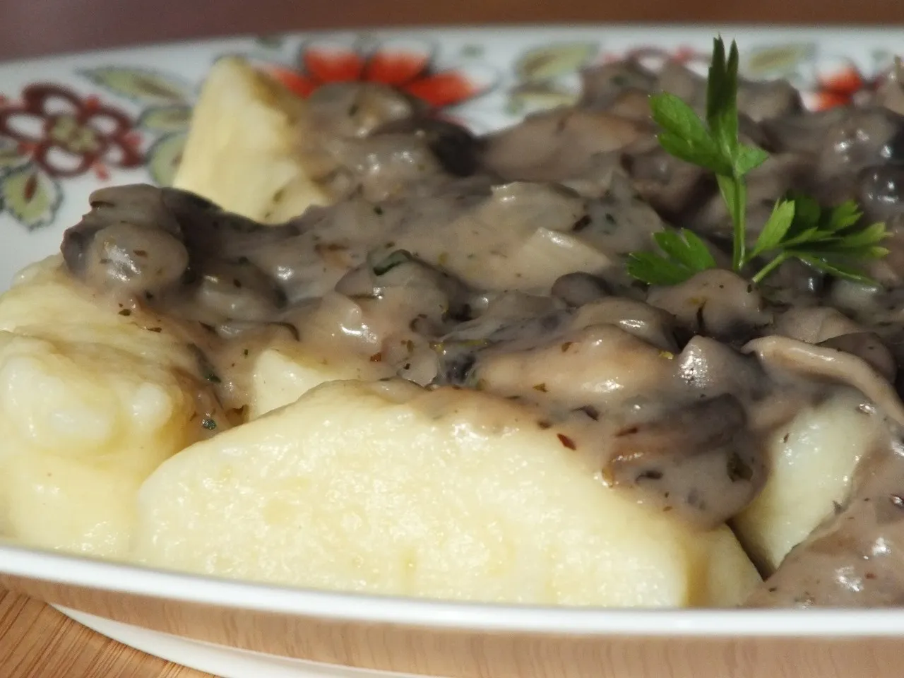 Kopytka z sosem pieczarkowym