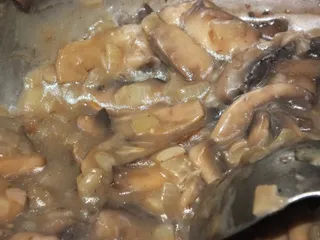 Kopytka z sosem pieczarkowym - 8