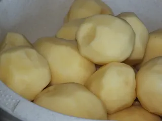 Cukinia zapiekana z ziemniakami i kiełbasą w śmietankowym sosie - 4