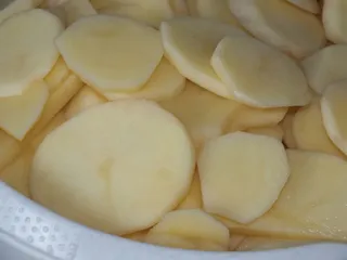 Cukinia zapiekana z ziemniakami i kiełbasą w śmietankowym sosie - 5