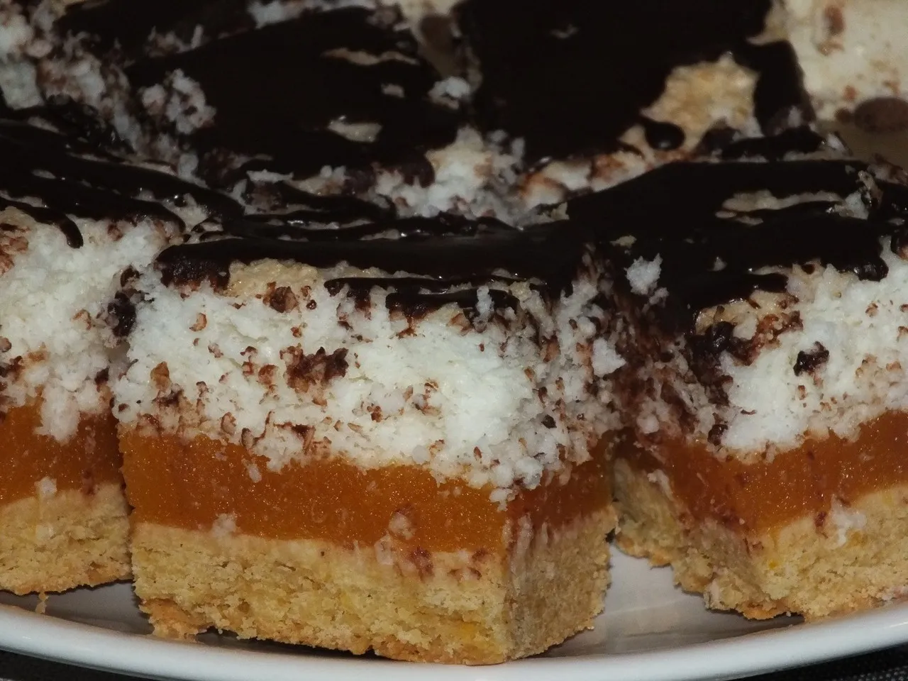 Cukiniowe ciasto pod kokosową bezą