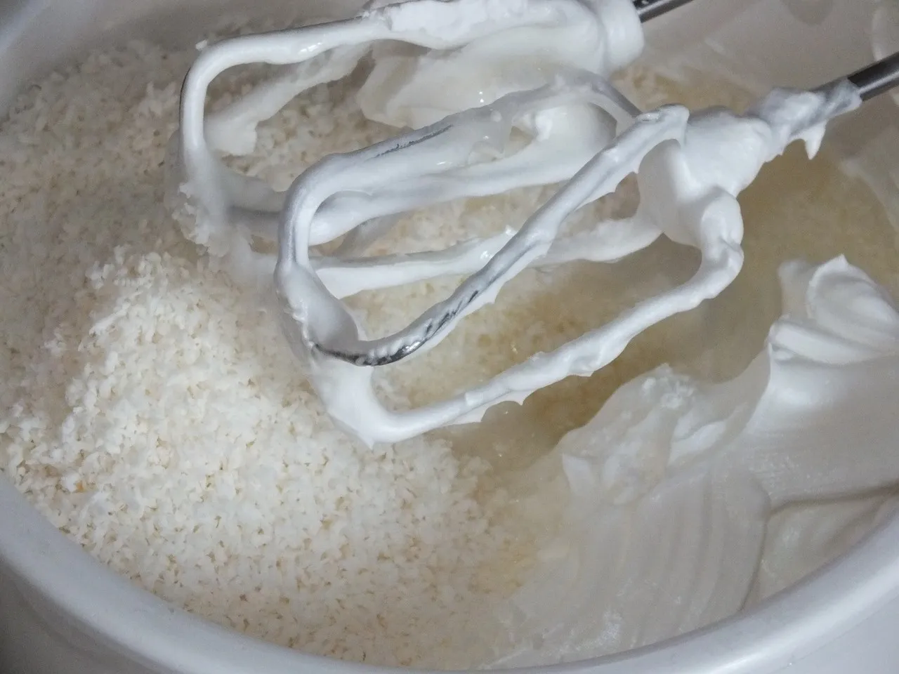 Cukiniowe ciasto pod kokosową bezą
