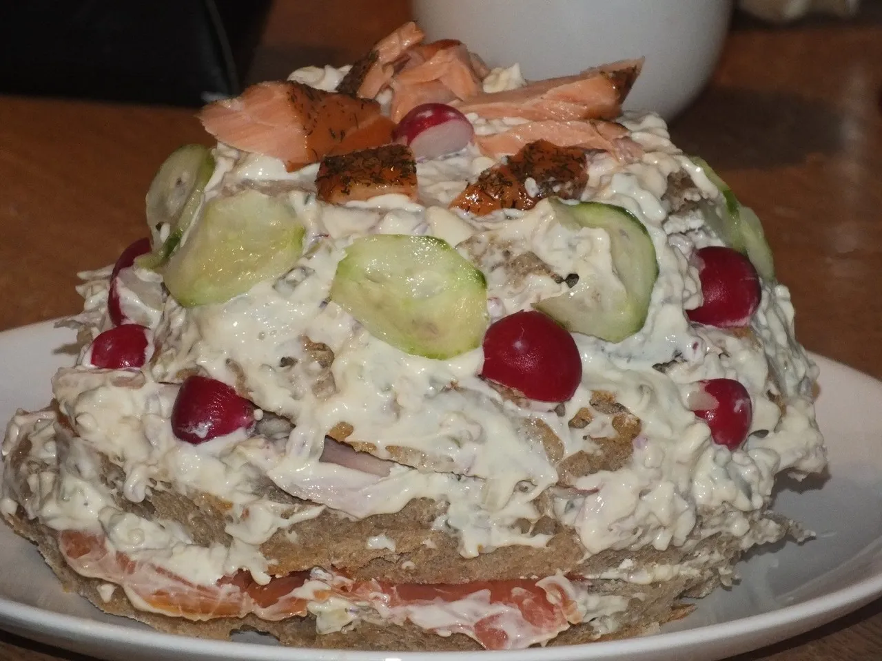 Tort chlebowy z rybą i pysznym majonezowym sosem