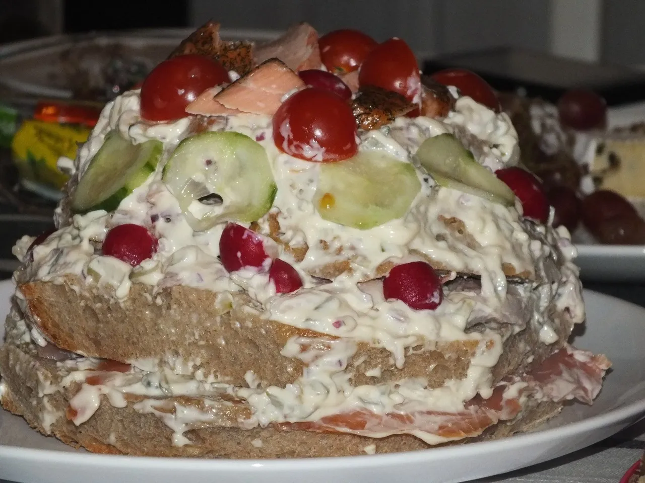 Tort chlebowy z rybą i pysznym majonezowym sosem