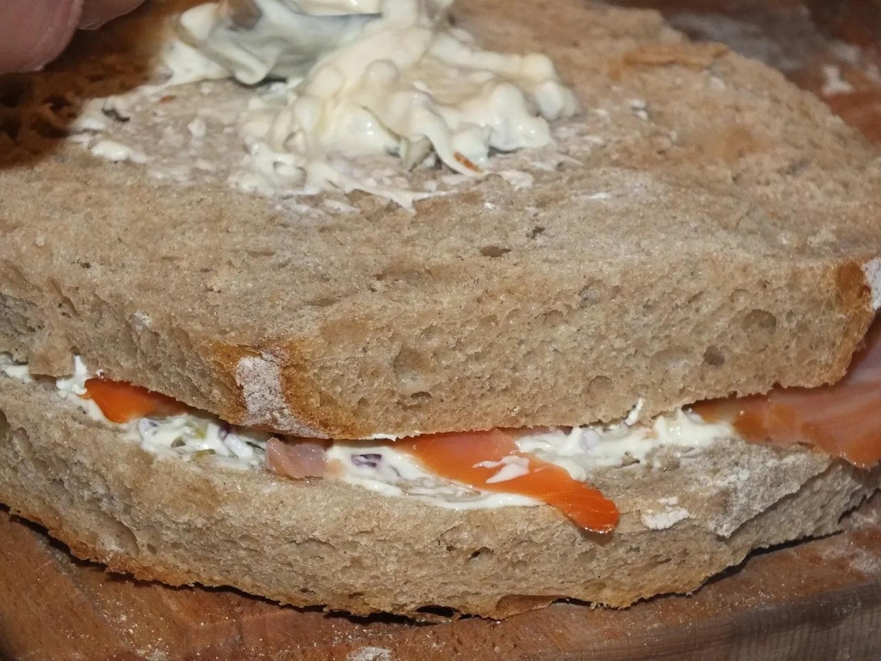 Tort chlebowy z rybą i pysznym majonezowym sosem