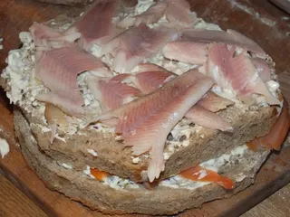 Tort chlebowy z rybą i pysznym majonezowym sosem - 16