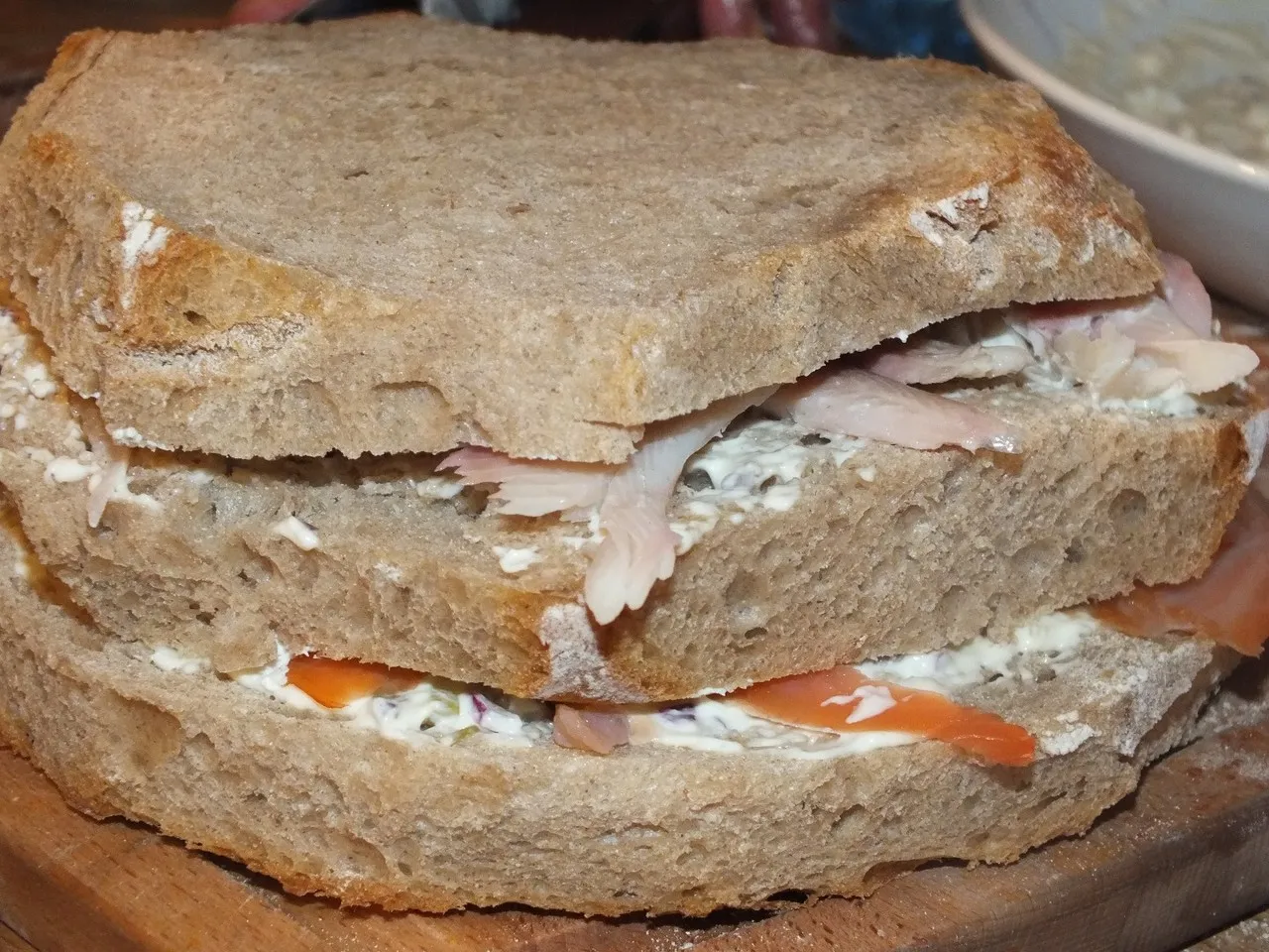 Tort chlebowy z rybą i pysznym majonezowym sosem