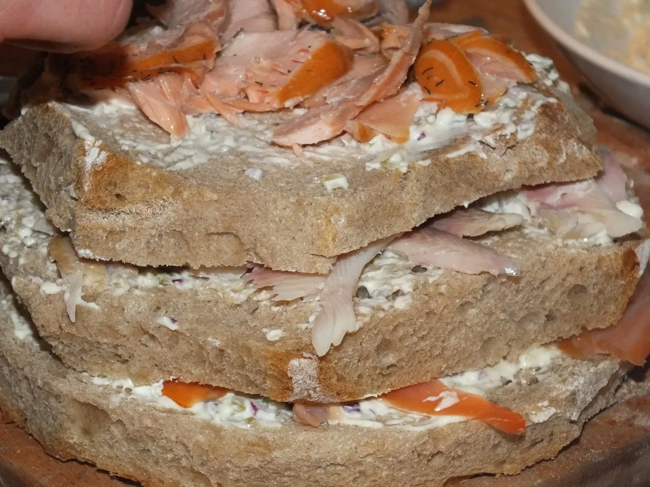Tort chlebowy z rybą i pysznym majonezowym sosem