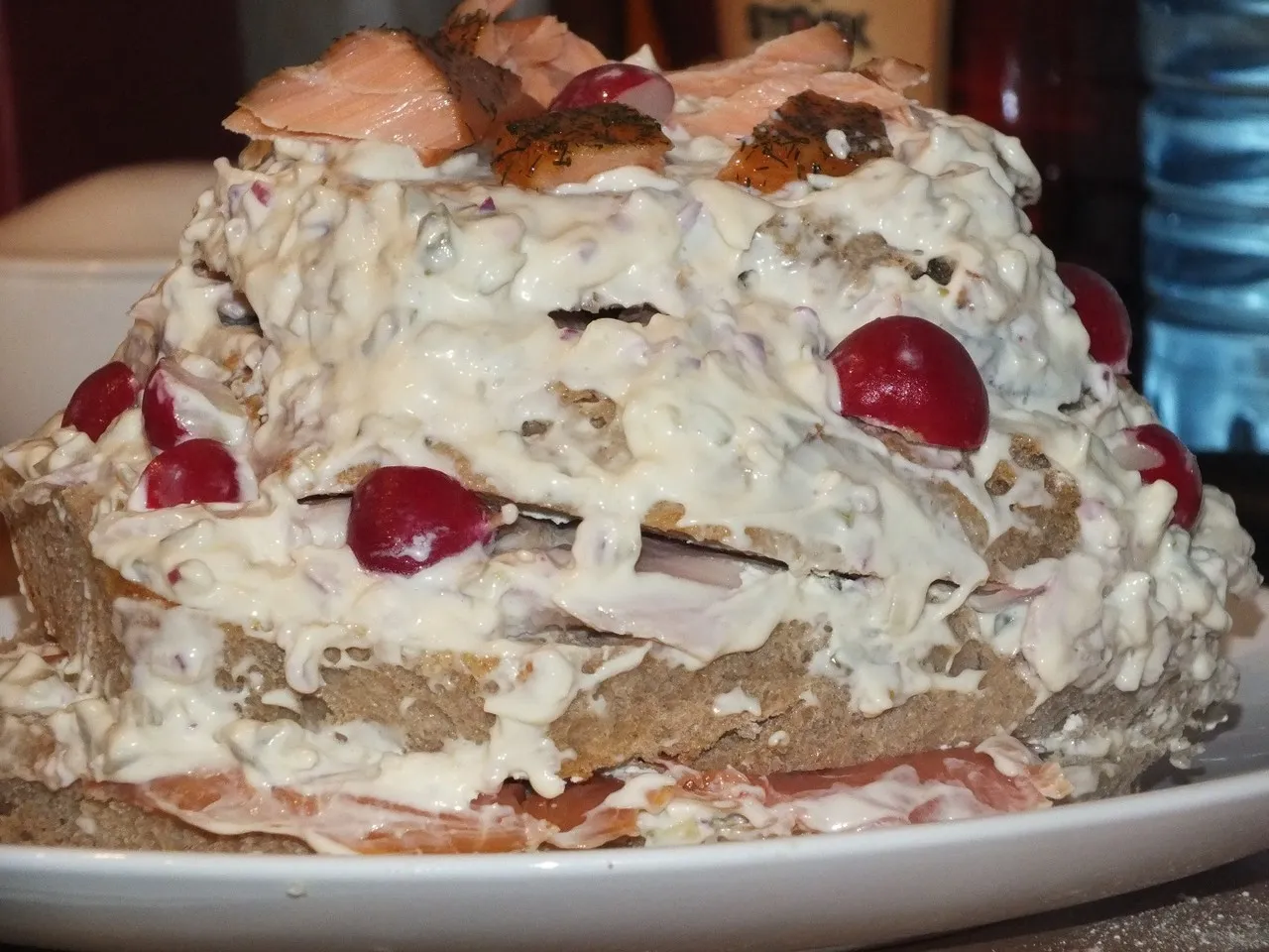 Tort chlebowy z rybą i pysznym majonezowym sosem