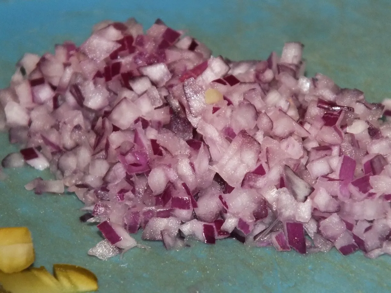 Tort chlebowy z rybą i pysznym majonezowym sosem