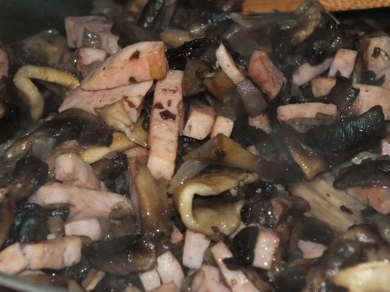 Zapiekanka makaronowa z patisonem, szynką i pieczarkami