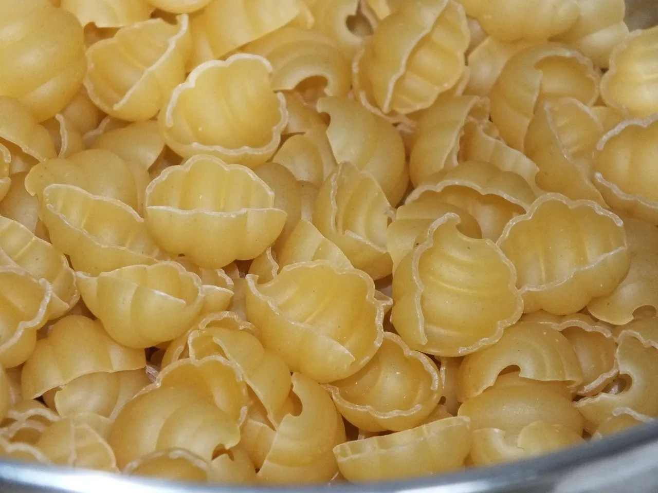 Zapiekanka makaronowa z patisonem, szynką i pieczarkami