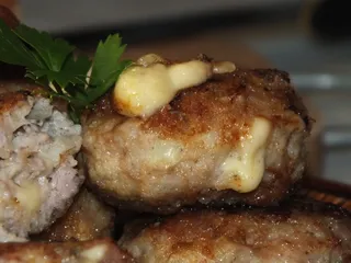 Kotlety mielone z żółtym serem - 1
