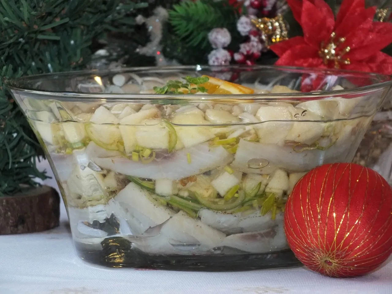 Sałatka śledziowa z jabłkiem i orzechami