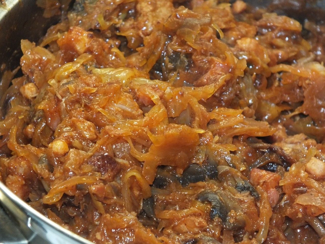 Bigos z grzybami i śliwkami