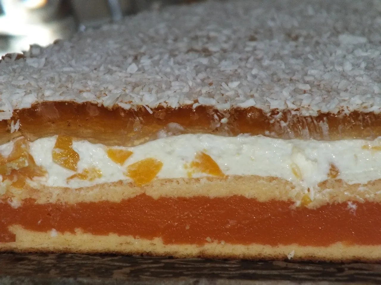 Miękkie brzoskwiniowe ciasto z galaretką