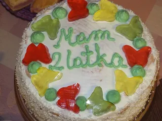 Tort śmietankowy z kolorowymi galaretkami - 2