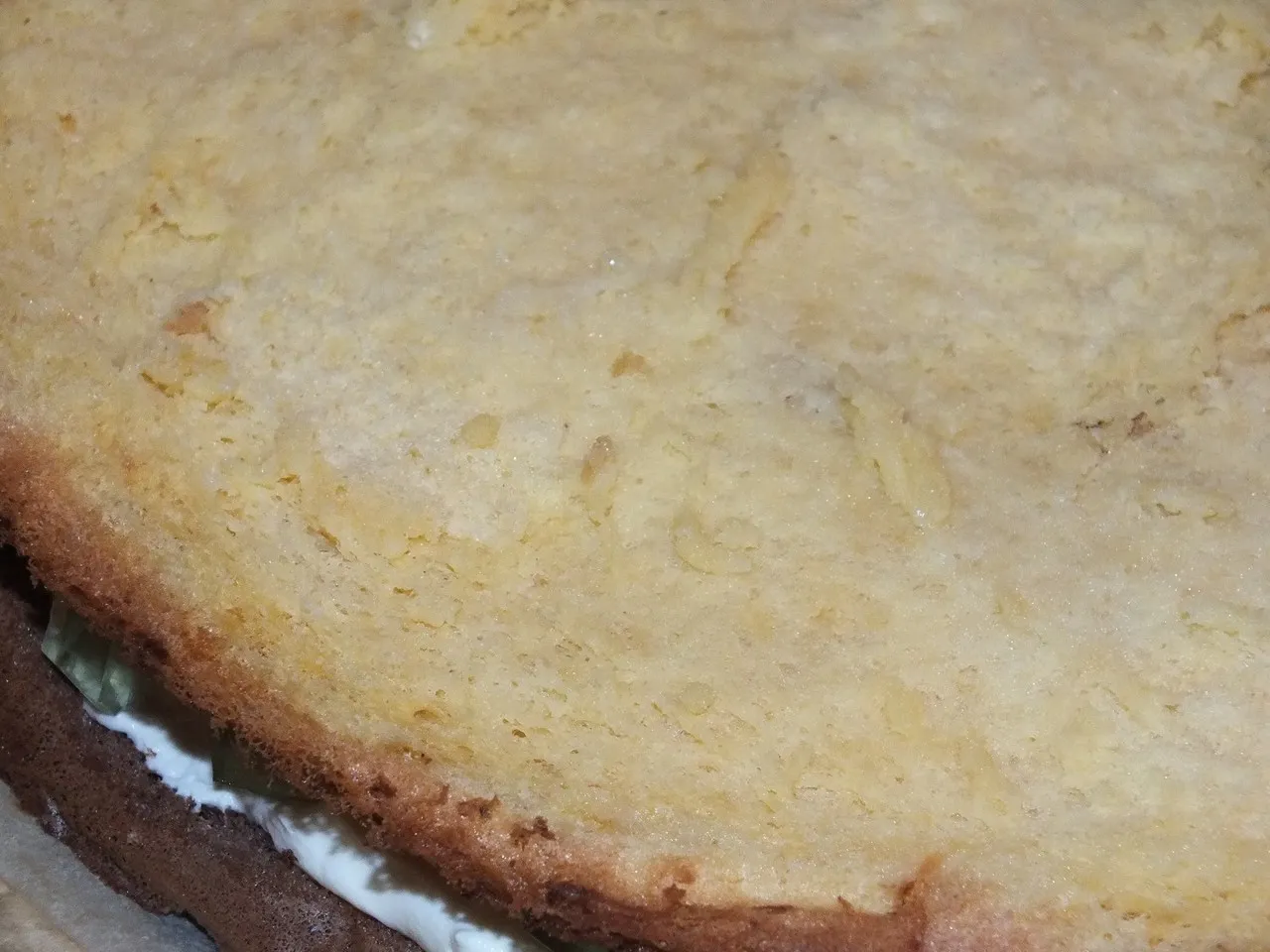 Tort śmietankowy z kolorowymi galaretkami