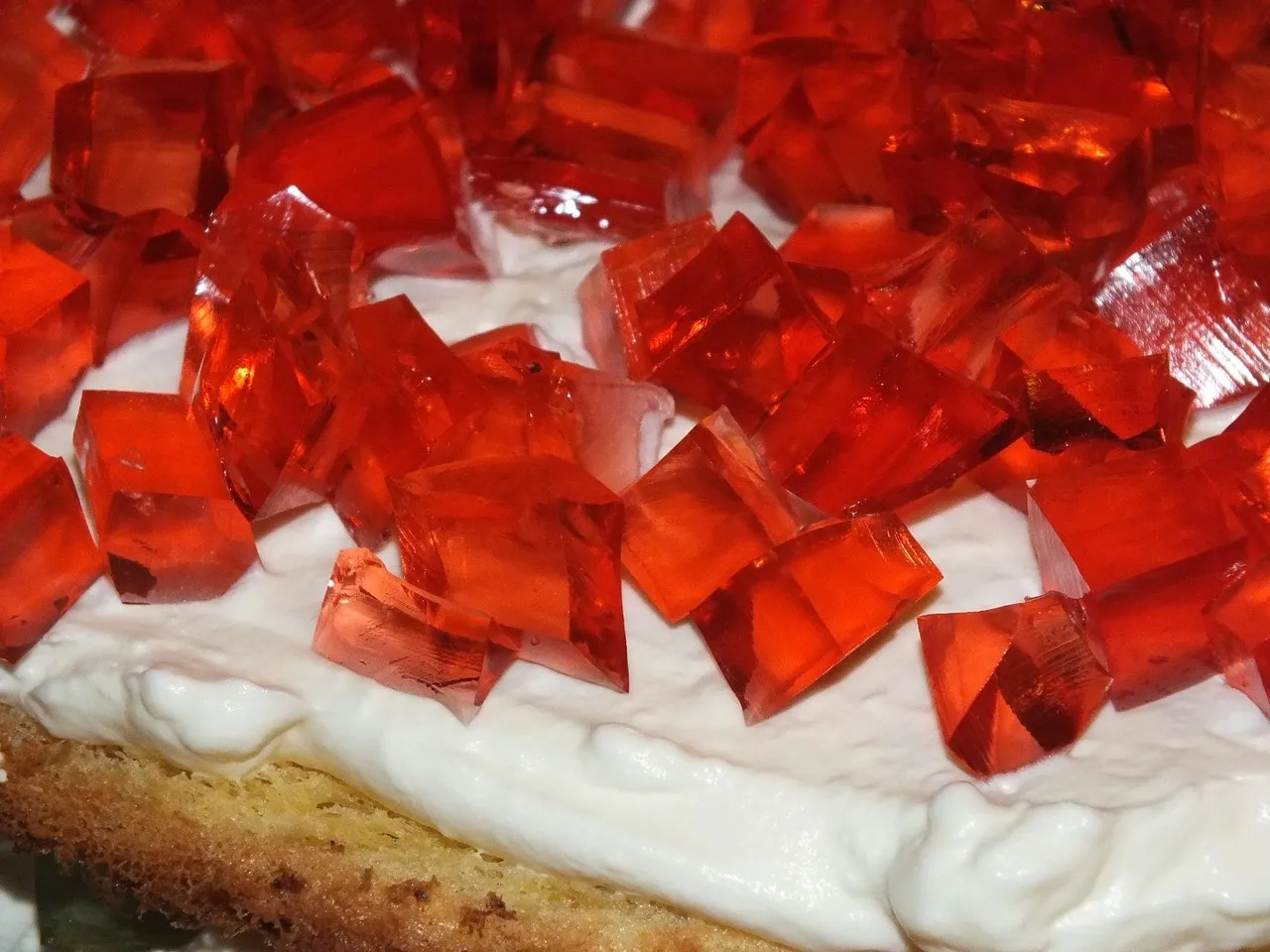 Tort śmietankowy z kolorowymi galaretkami
