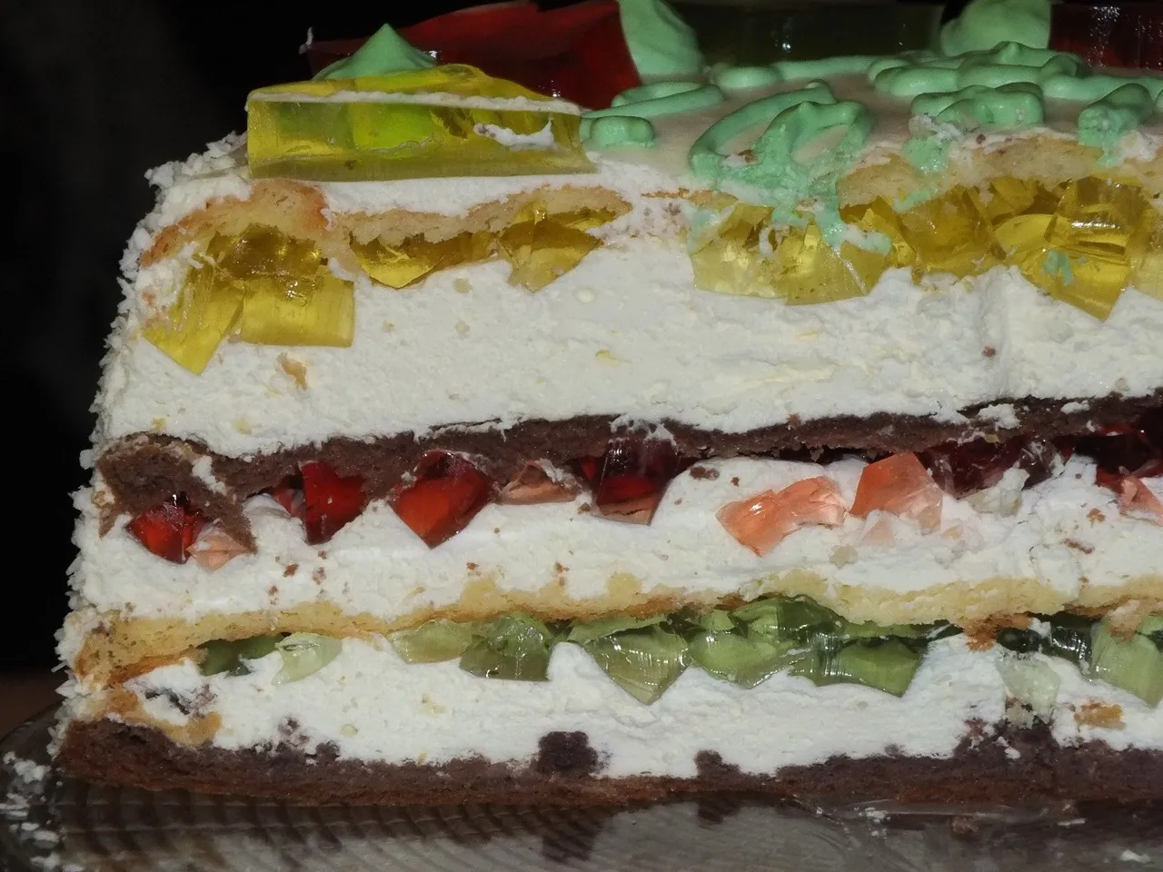 Tort śmietankowy z kolorowymi galaretkami