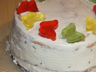Tort śmietankowy z kolorowymi galaretkami - 28