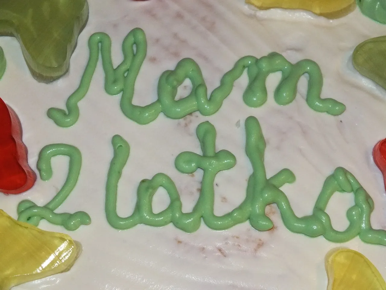 Tort śmietankowy z kolorowymi galaretkami