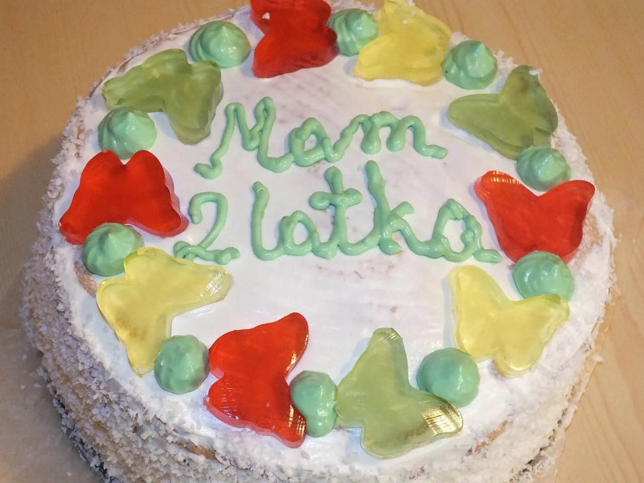 Tort śmietankowy z kolorowymi galaretkami