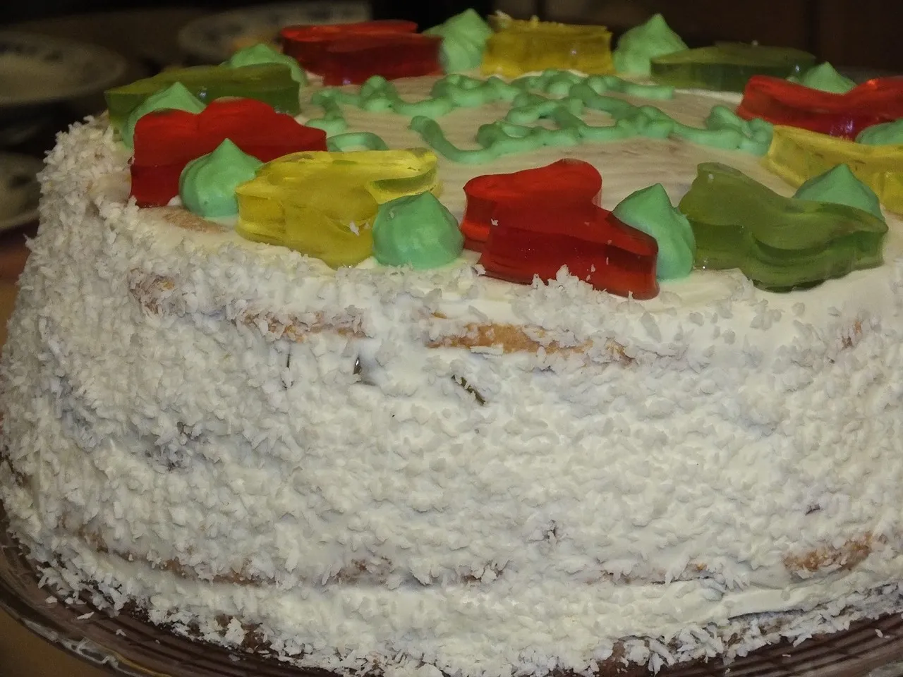 Tort śmietankowy z kolorowymi galaretkami