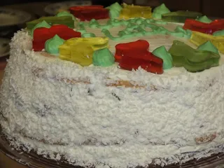 Tort śmietankowy z kolorowymi galaretkami - 33