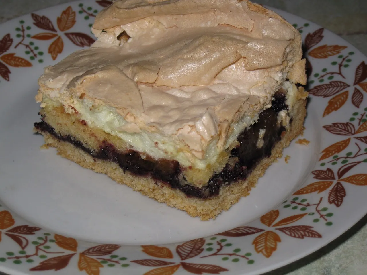 Kruche ciasto z czarną porzeczką i bezą