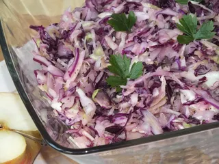 Kolorowa surówka z kapusty - 1